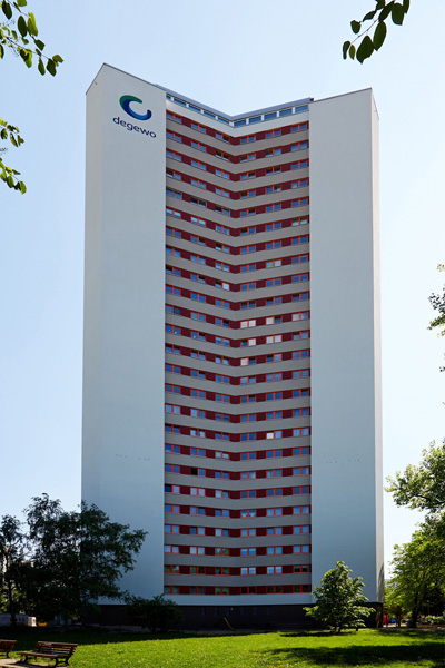 Saniertes Hochhaus Neue Fenster und eine vollmineralische Fassadendämmung am Gebäude Waldsassener Straße 29 reduzieren die Energiekosten und verbessern den Brandschutz. © Rockwool