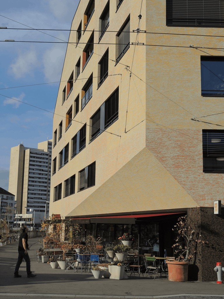 Die Kalkbreite in Z&uuml;rich pr&auml;sentiert sich mit einer raffinierten Struktur aus dreilagigem Kalkzementputz. Dabei wird die Struktur durch farbliche Differenzierung betont. Das Koinzept daf&uuml;r kommt von J&ouml;rg Niederberger, Farbk&uuml;nstler aus dem schweizerischen B&uuml;ren. &copy; bueroscharf.de